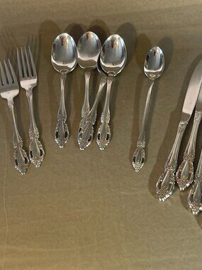 Asst. Oneida Distinction Deluxe Stainless Raphael (See Desc. For item list)